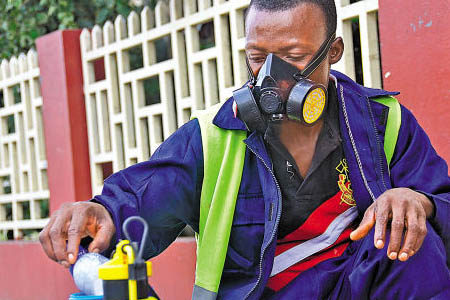 工人戴上防毒面具對化學品周轉，預防職業中毒