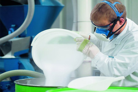 實驗室戴防毒面具操作化學品溶液罐裝