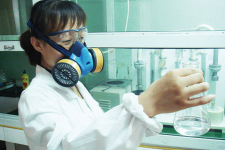 醫(yī)用人員戴防毒面具正在研發(fā)埃博拉病毒抗體