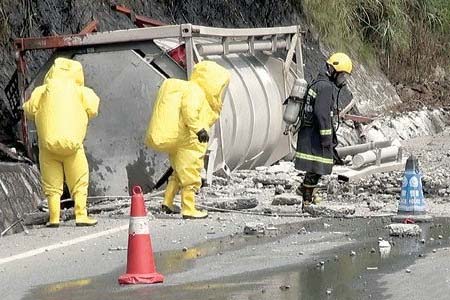 消防員穿全封閉防化服對(duì)泄露槽罐車進(jìn)行緊急救援