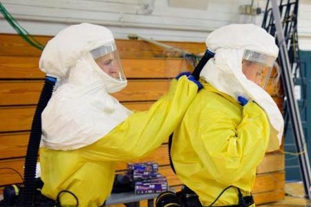 埃博拉醫護人員穿雷克蘭防護服戴送風式頭罩預防埃博拉