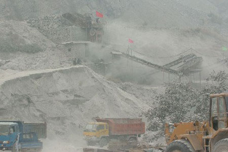 礦山作業產生的粉塵，能見度極低