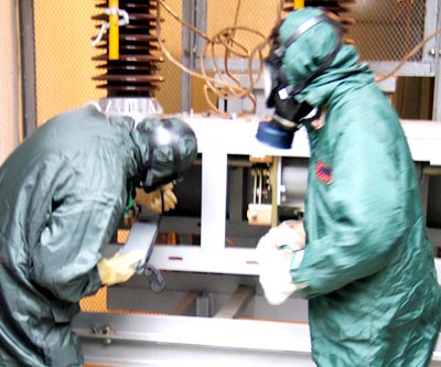 戴六氟化硫防毒面具處理電器漏電開關故障