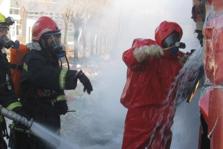 運(yùn)輸硫酸的槽罐車泄漏消防人員穿防化服救援處理