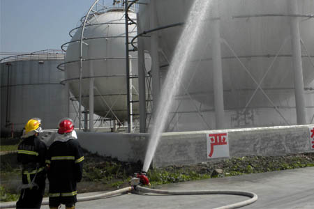 發(fā)生二甲醚儲(chǔ)罐發(fā)生泄漏，消防員緊急處理
