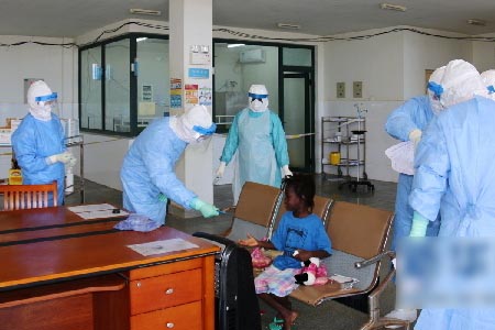 西非醫護人員穿戴埃博拉防護用品照顧患者