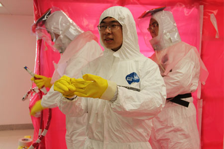 穿防輻射防護服工作的醫護人員