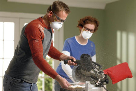 戴3M防塵口罩進行打磨作業