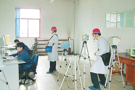 戴防毒口罩對鉛作業區域進行濃度測量