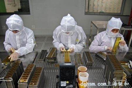 電子廠員工穿戴防靜電服作業(yè)