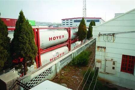 上海危化品倉(cāng)儲(chǔ)離居民區(qū)一墻之隔