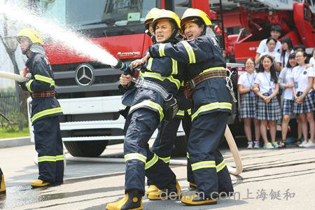 穿上消防服做實戰演習