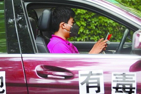 戴防毒口罩預(yù)防汽車尾氣對人體傷害