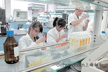 穿戴防護用品進行化學(xué)品實驗