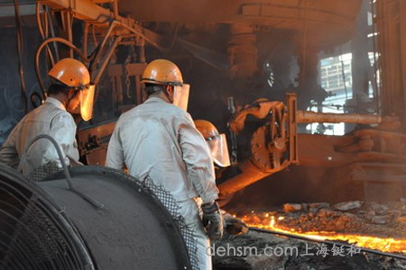 拉鋼工人戴耐高溫面罩防護用品作業