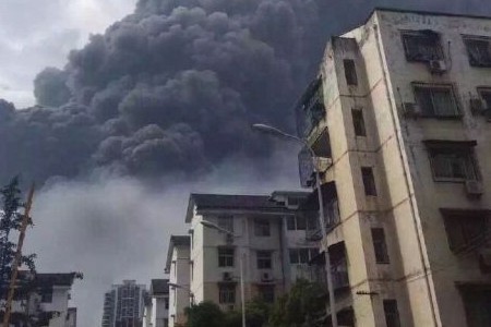 宜昌中興化工物料泄漏引發火災現場圖