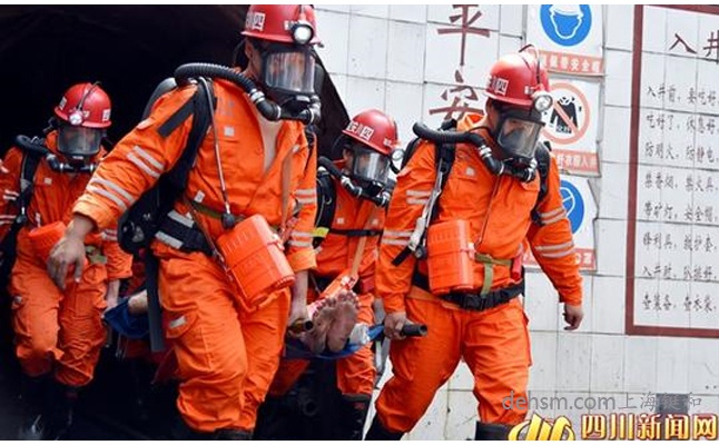 消防員穿戴空氣呼吸器救助沼氣中毒人員