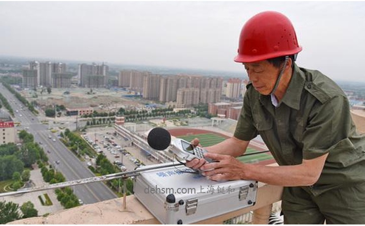 工作人員使用噪音計監測環境噪音