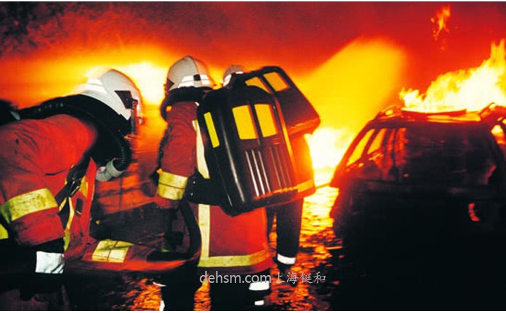 消防員背氧氣呼吸器現場救援
