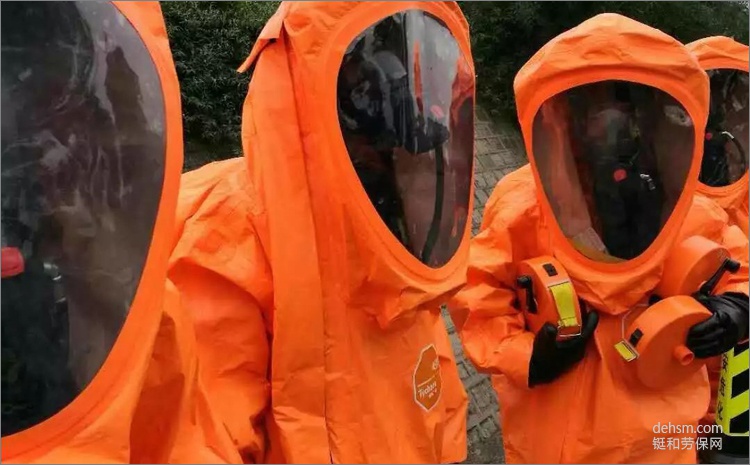 杜邦Tychem6000FR全封閉防化服穿戴圖片